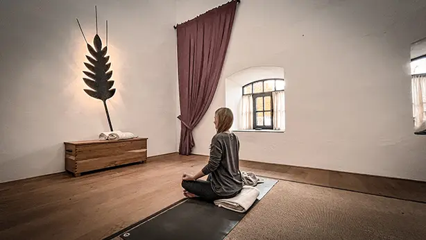 Bei vollkommener Stille, meditiert Marion Sommer in der ehemaligen Getreidedarre dem „Raum der Stille“.